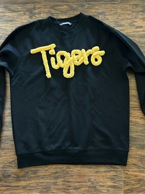 Women’s LARGE Black crew sweatshirt w bold yellow chenille applique